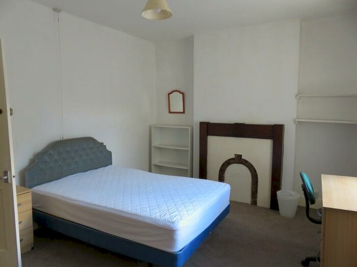 6 Bedroom End Of Terrace House To Rent In Rolleston Drive, Nottingham, NG7