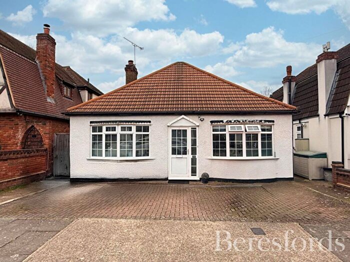 2 Bedroom Bungalow For Sale In Hill Crescent, Hornchurch, RM11