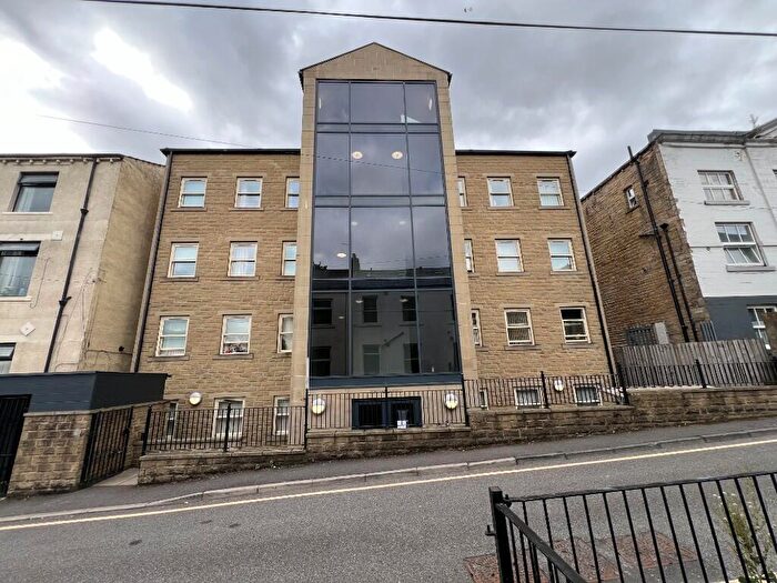 2 Bedroom Flat To Rent In Bath Street, Huddersfield, West Yorkshire, HD1