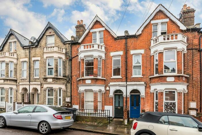 3 Bedroom Flat To Rent In Hemberton Road, London, SW9