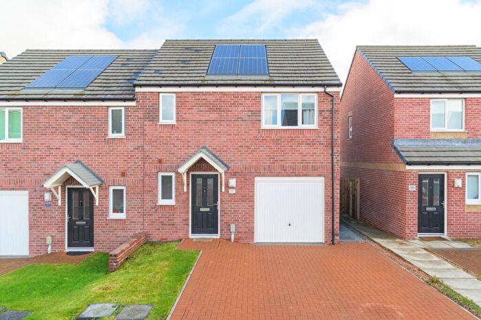 3 Bedroom Semi-Detached House For Sale In Forth Wynd, Falkirk, FK2
