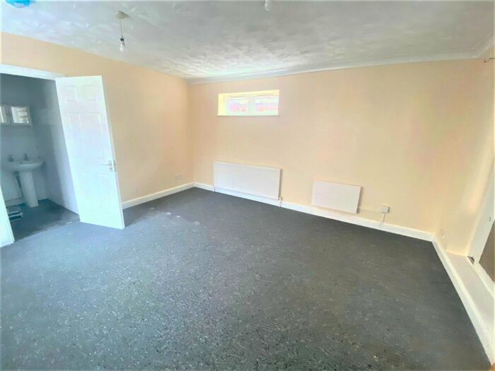 1 Bedroom Flat To Rent In Rutland Avenue, High Wycombe, HP12