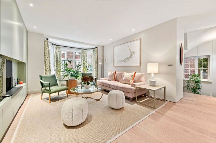 3 Bedroom Flat For Sale In De Walden Street, London, W1G