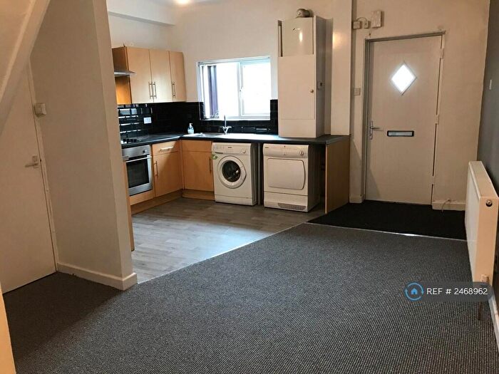 2 Bedroom Maisonette To Rent In Meanwood Road, Leeds, LS6