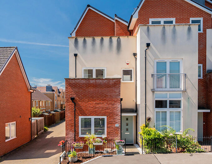 3 Bedroom Semi-Detached House To Rent In Sinatra Drive, Milton Keynes, MK4