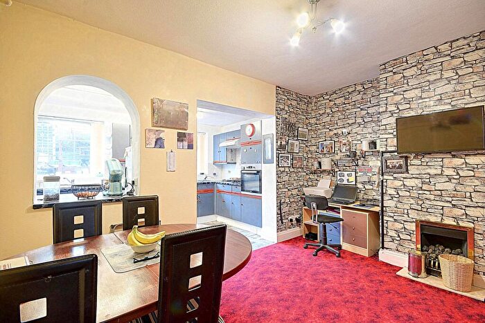 3 Bedroom End Of Terrace House For Sale In Lee Street, Brighouse, HD6