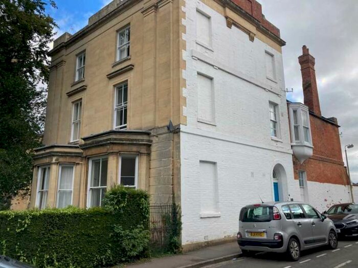 1 Bedroom Studio Flat To Rent In St. Johns House, Banbury, OX16