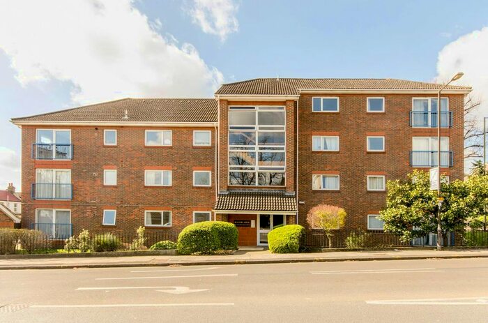 2 Bedroom Flat To Rent In Worple Road, Wimbledon, London, SW20