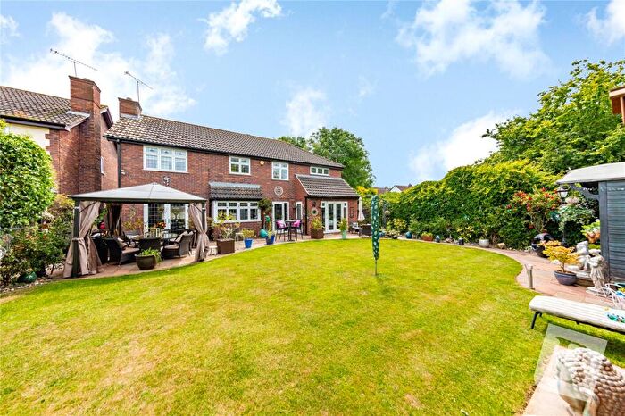 6 Bedroom Detached House For Sale In Shaw Close, Hornchurch, RM11