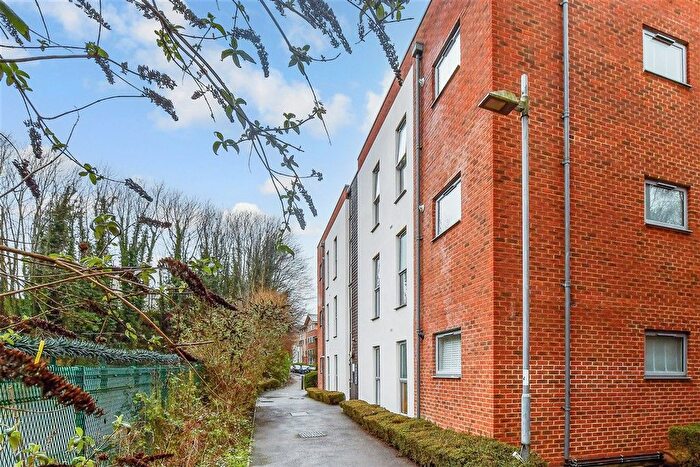 2 Bedroom Flat For Sale In Medway Road, Tunbridge Wells, Kent, TN1