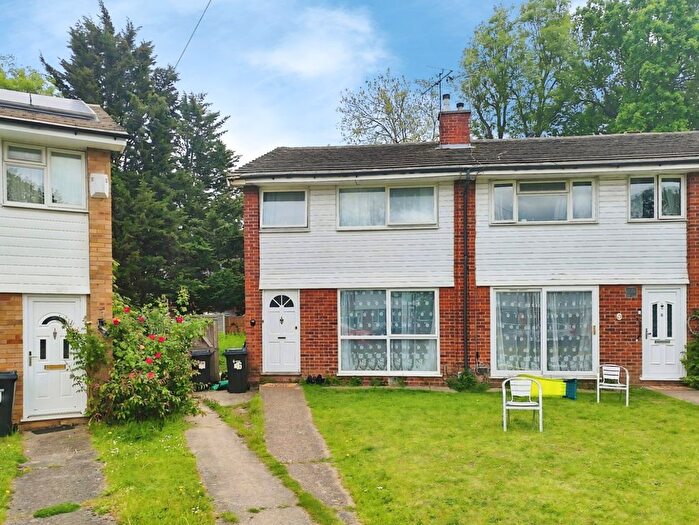 3 Bedroom End Of Terrace House For Sale In Reynards Close, Winnersh, Wokingham, RG41