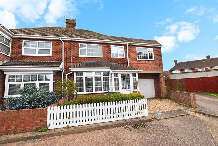 4 Bedroom Semi-Detached House For Sale In Penshurst Road, Cleethorpes, DN35