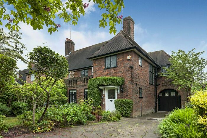 4 Bedroom Semi-Detached House To Rent In Raeburn Close, Hampstead Garden Suburb NW11