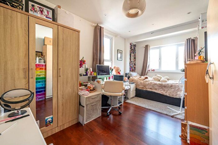2 Bedroom Flat For Sale In Stratford Road, Plaistow, London, E13