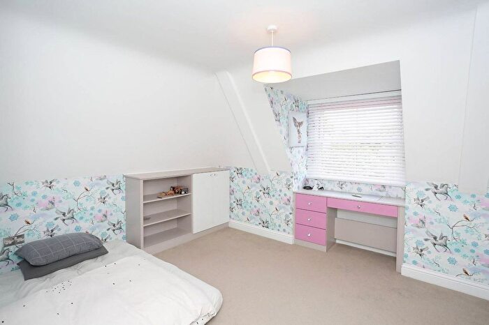 3 Bedroom Flat To Rent In Hempstead Road, Watford, Watford, WD17