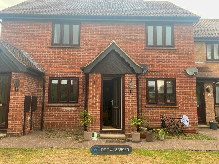 2 Bedroom Maisonette To Rent In Gilson Close, Chelmsford, CM2