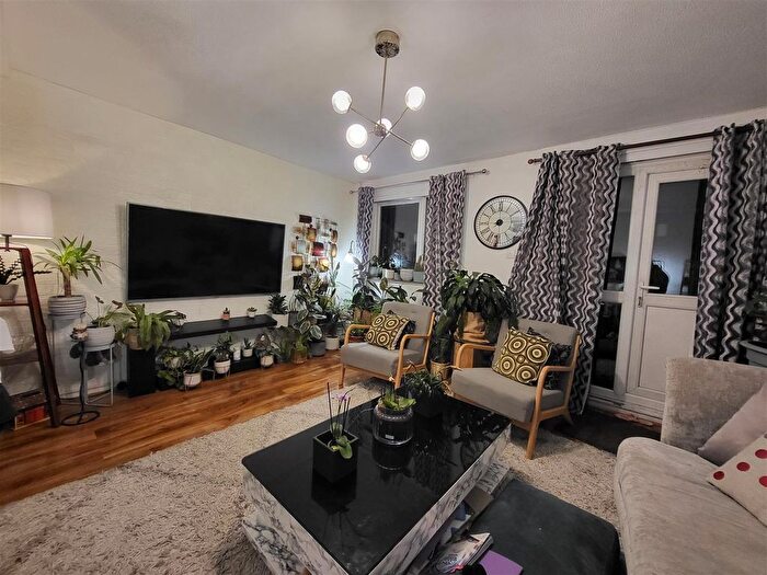 3 Bedroom Flat To Rent In Maybank Road, London, E18