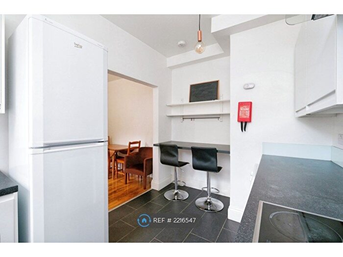 3 Bedroom Flat To Rent In Brixton, London, SW2