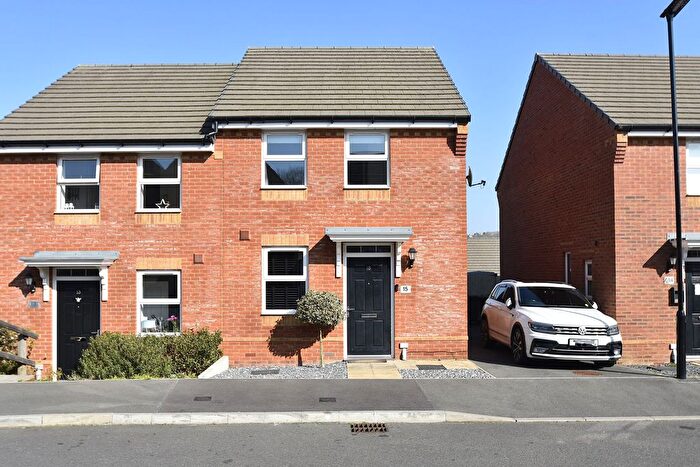 3 Bedroom Semi-Detached House To Rent In Swan Street, Newport, PO30