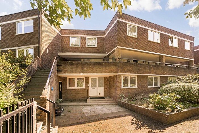 3 Bedroom Flat To Rent In Justin Close, Brentford, TW8