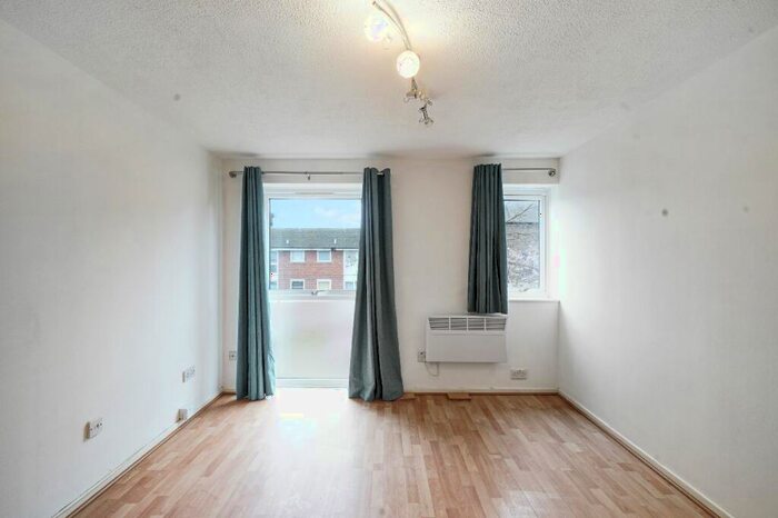 2 Bedroom Flat To Rent In Radlett Close, Stratford, E7