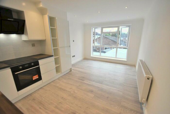 3 Bedroom Apartment To Rent In Three Bedroom Flat To Rent In Epsom, KT17