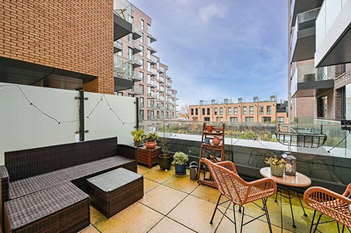 2 Bedroom Flat For Sale In Woodberry Down, Manor House, London, N4