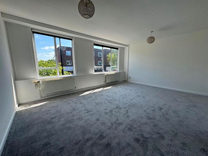 3 Bedroom Flat To Rent In North Street Hornchurch Essex, RM11