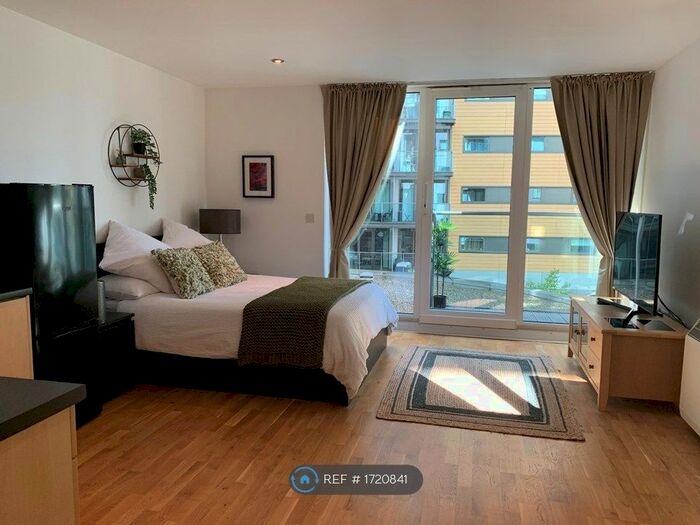 Studio To Rent In Queenstown Road, London, SW11