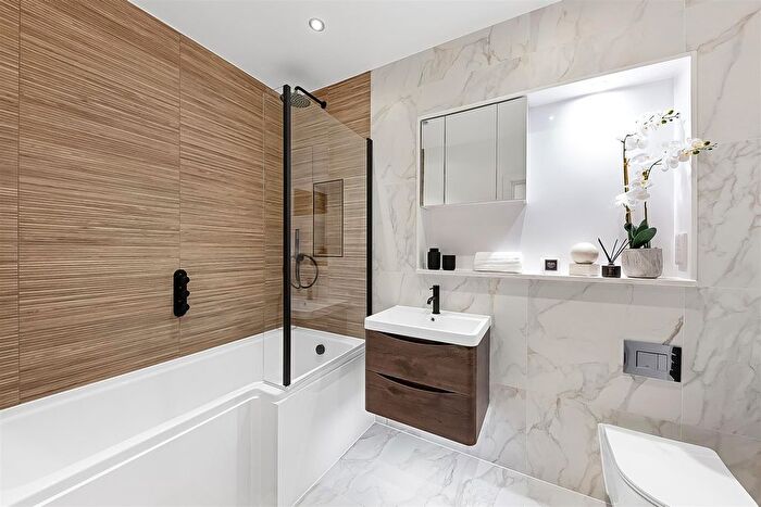 2 Bedroom Flat For Sale In Flat, Thistle Court, Epsom, Surrey, KT17