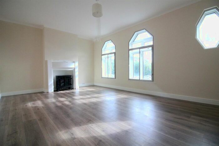 4 Bedroom Flat To Rent In Teignmouth Parade, Perivale, Greenford, UB6