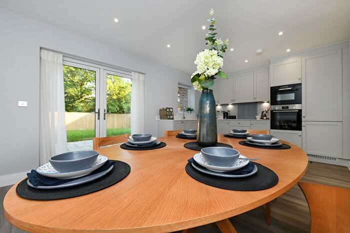 4 Bedroom Link Detached House For Sale In Hawthorn Close, Main Road, Bicknacre, Chelmsford, CM3