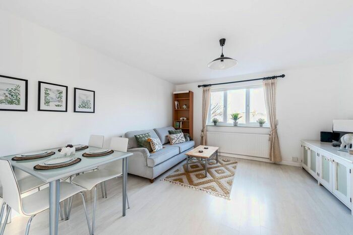 2 Bedroom Flat To Rent In Cornmow Drive, Dollis Hill, London, NW10