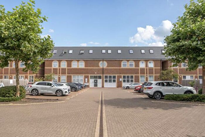 2 Bedroom Apartment For Sale In Alton Mews, Aylesbury, HP19