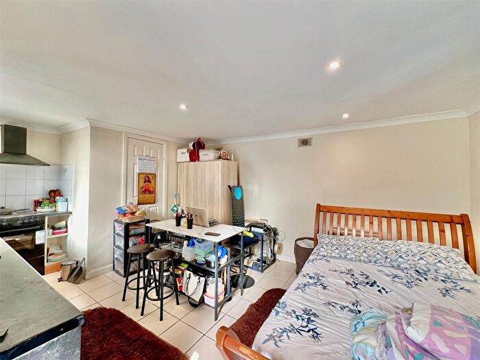 Studio To Rent In Clifford Road, Hounslow, TW4