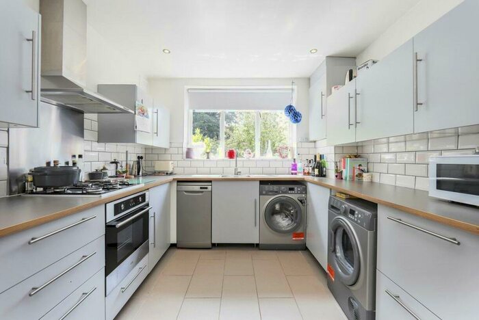 2 Bedroom Flat To Rent In Lancaster Road, London, N4