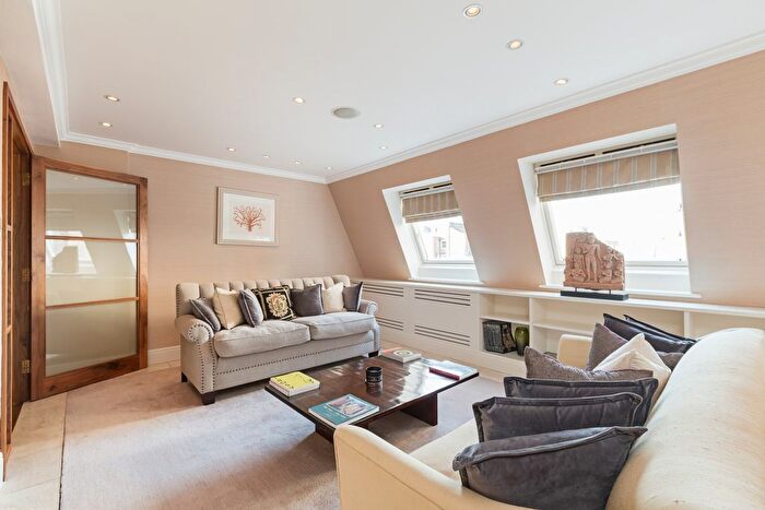 3 Bedroom Flat To Rent In Queens Gate, London, SW7