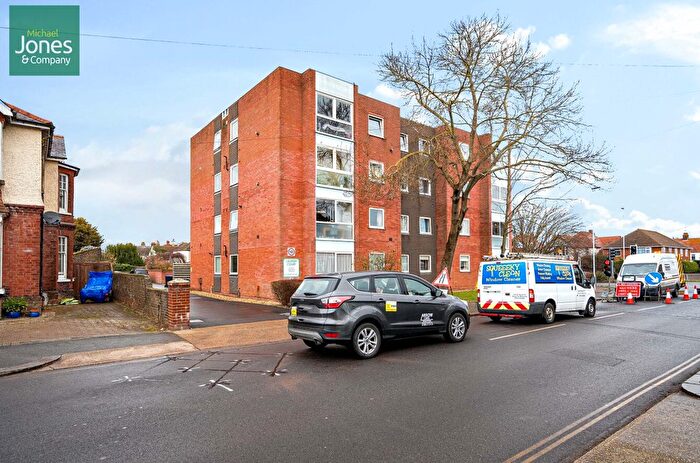 1 Bedroom Flat To Rent In Laurier Court, Northcourt Road, Worthing, West Sussex, BN14