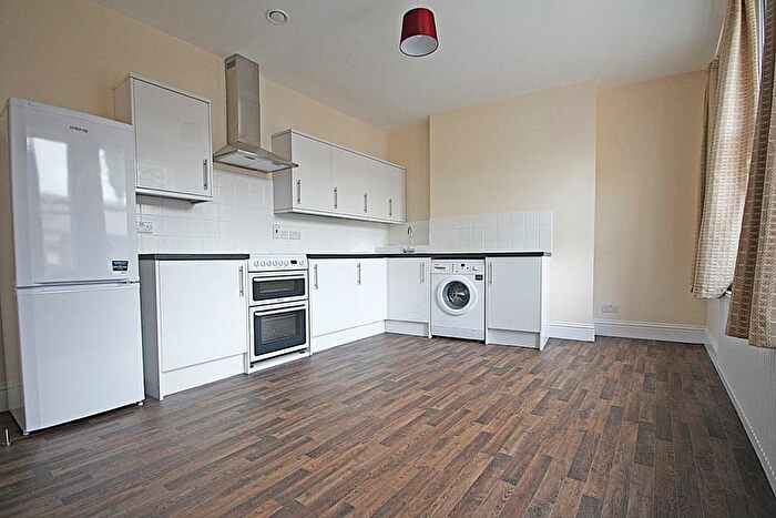 2 Bedroom Flat To Rent In The Mall, London, W5
