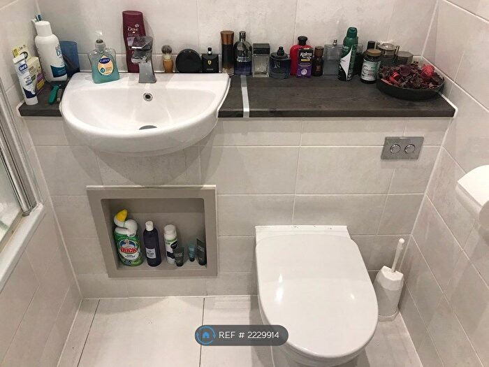 1 Bedroom Flat To Rent In Burlington Road, Raynes Park, KT3