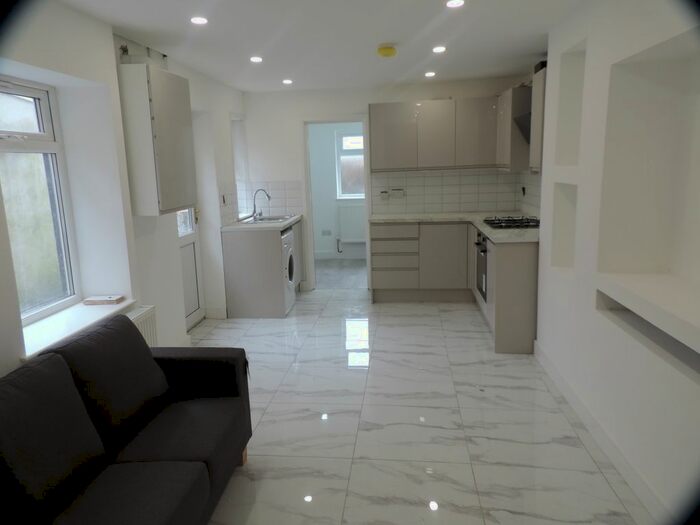 3 Bedroom Flat To Rent In Longcross Street, Cardiff, CF24