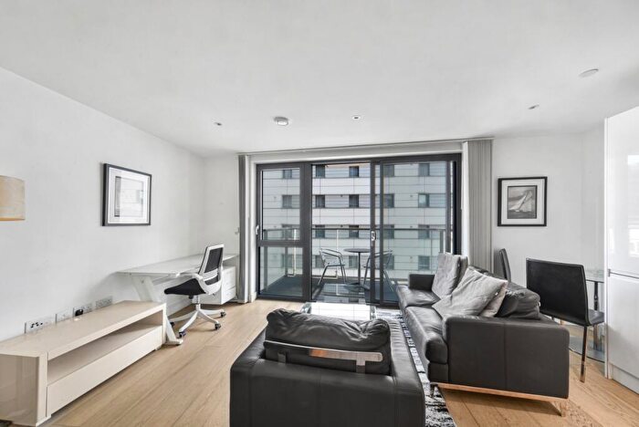 Apartment To Rent In Kensington Apartments, London, E1