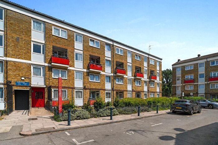 3 Bedroom Maisonette For Sale In Candy Street, Bow, London, E3