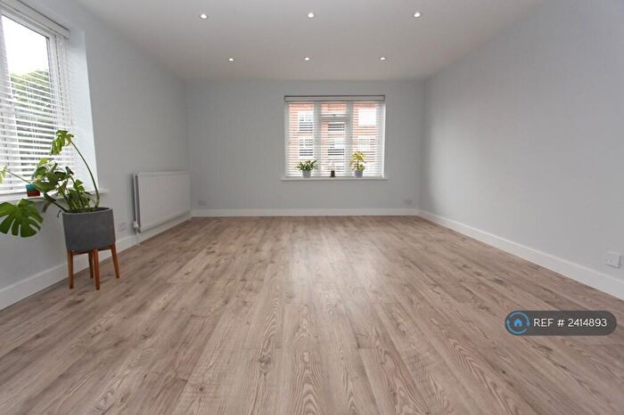 2 Bedroom Flat To Rent In Trenchard Court, London, NW4
