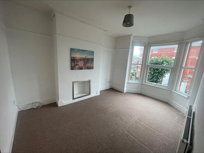 3 Bedroom Property To Rent In Flat, Erskine Road, LL29