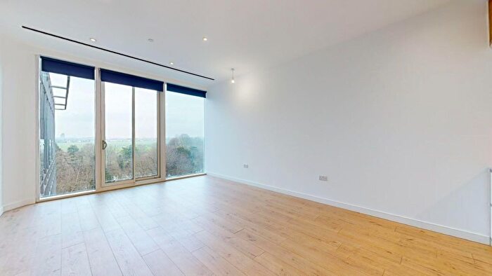 1 Bedroom Flat To Rent In Great West Road, Brentford, TW8