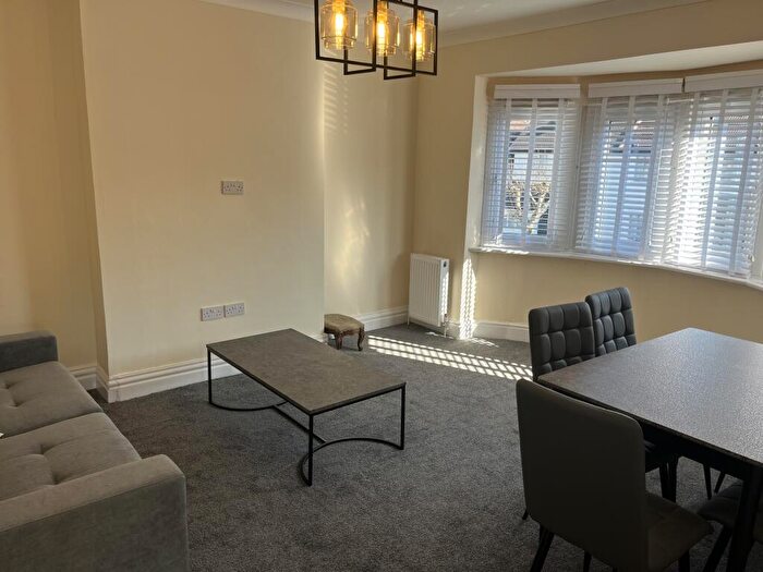 2 Bedroom Flat To Rent In Russell Gardens, London, NW11