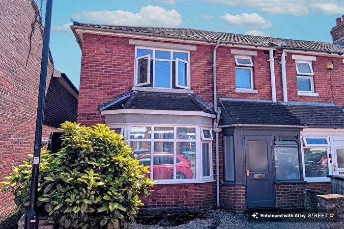 3 Bedroom Flat To Rent In Henry Road, Southampton, SO15