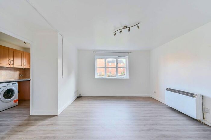 2 Bedroom Flat To Rent In Mullards Close, Hackbridge, Mitcham, CR4