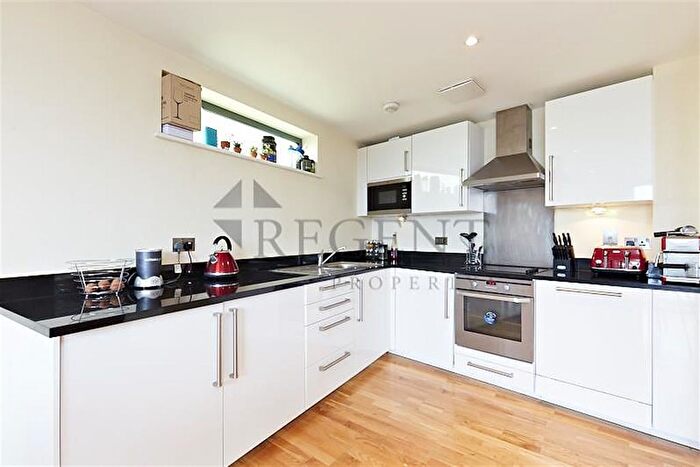 2 Bedroom Flat To Rent In Parkview Apartments, Chrisp Street, E14